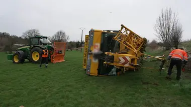 Quand la grue de 40 tonnes bascule