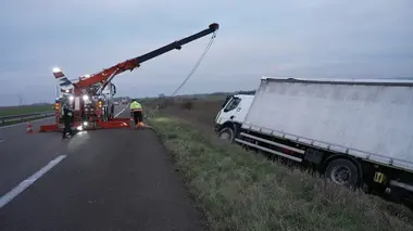 100 jours avec les dépanneurs de l'autoroute Ça sent le sapin