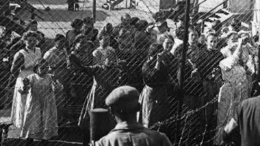 Derrière la muraille d'acier