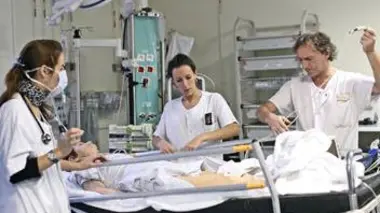 24H aux urgences S01E01 Cas troublants