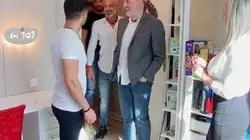Visuel de 5 hommes à la maison