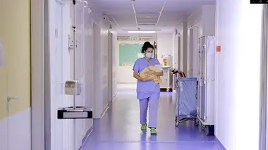 7 jours 7 nuits à la maternité S01E02 Urgences à la maternité