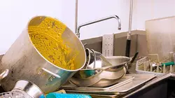 90' Enquêtes S14E298 Arnaques en cuisine : des poubelles dans nos assiettes ?