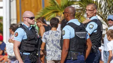 90' Enquêtes S12E260 Insultes, noyade, incendie : le quotidien musclé des gendarmes du Sud
