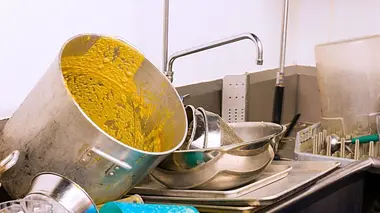 90' Enquêtes S14E298 Arnaques en cuisine : des poubelles dans nos assiettes ?