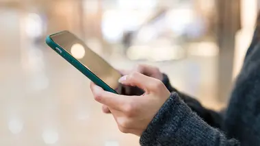 90' Enquêtes S17E26 Escrocs en ligne et faux SMS : les nouveaux rois de l'arnaque !