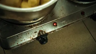 90' Enquêtes S18E411 Restaurants insalubres et plats avariés : alerte en cuisine