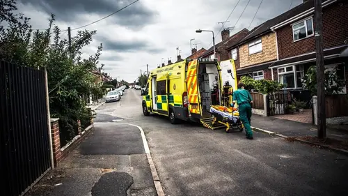 999 : quelle est votre urgence ? This party's got to stop