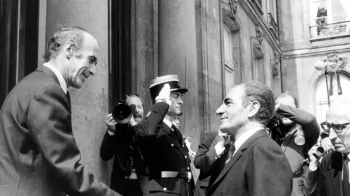 À droite sur la photo S01E04 Winston Churchill