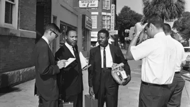 À droite sur la photo S01E05 Martin Luther King