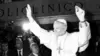 A droite sur la photo S01E03 Jean-Paul II (2020)