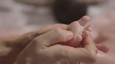 À fleur de peau : Une histoire des caresses, câlins et autres étreintes
