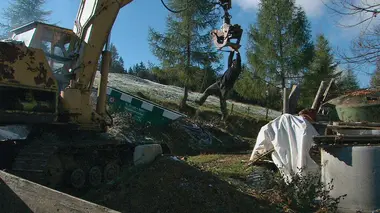 A Glorious Mess : Un fatras envahissant