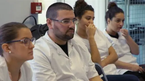 A l'école des infirmières E02