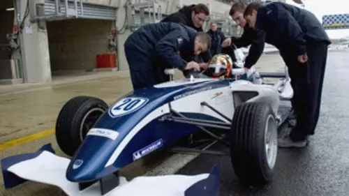 A l'école des pilotes de course E01 Premiers tours