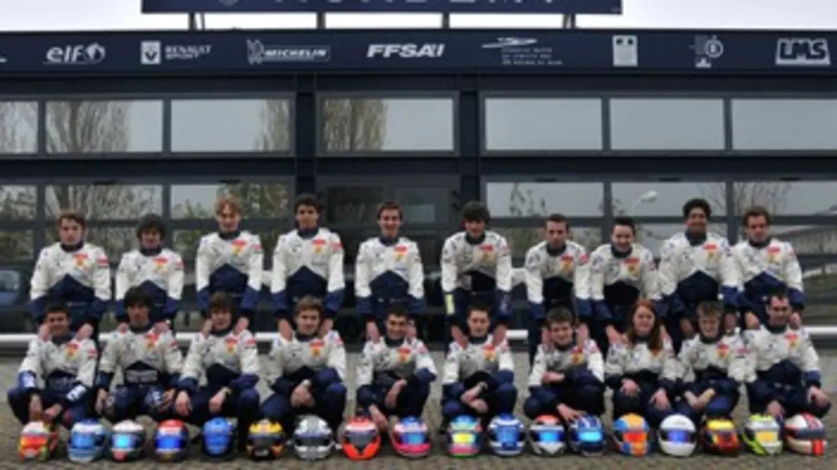 A l'école des pilotes de course E03 Dans la cour des grands