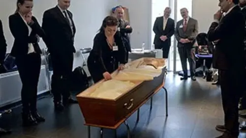 Casting A l'école des pompes funèbres