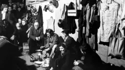 A l'ombre de la Seconde Guerre mondiale Sous les bombardements