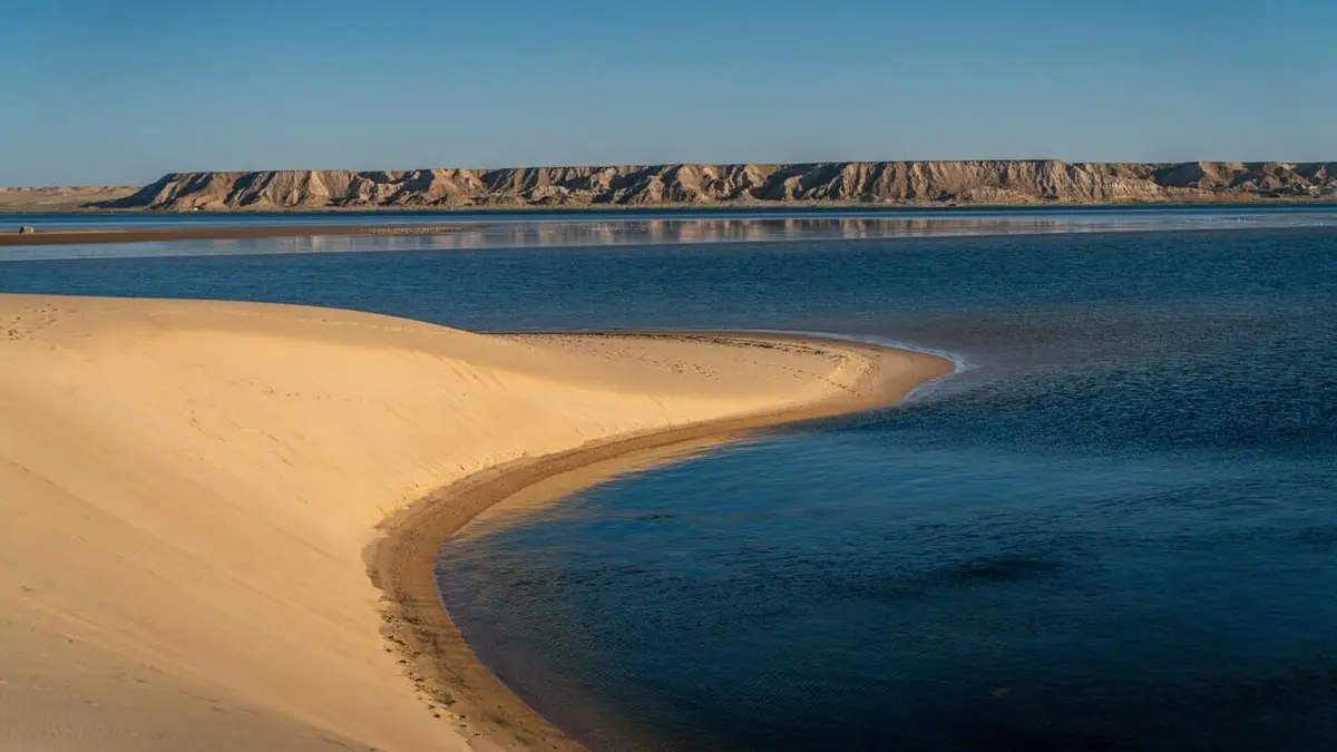 A la découverte du monde Au sud du Maroc, glisse sur la lagune à Dakhla