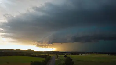 A la poursuite des tornades S01E01 Tempête inédite