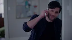 A Million Little Things S03E02 Son nom sur le mur