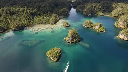 A + ou - 5 mètres de la surface des océans