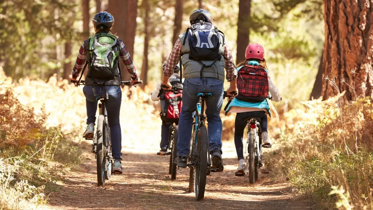 A vélo, en roulotte ou en péniche : le défi des vacances itinérantes en famille