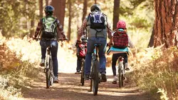 A vélo, en roulotte ou en péniche : le défi des vacances itinérantes en famille