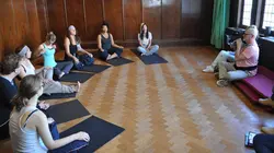 Achter Gesloten Deuren