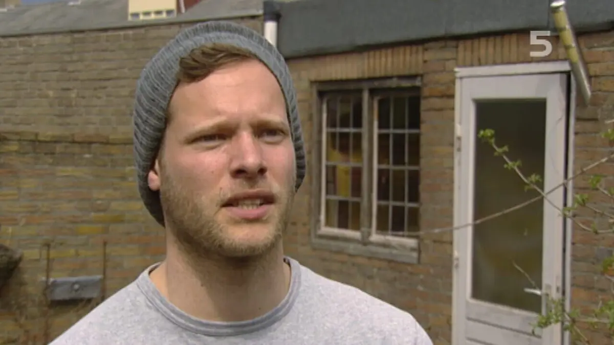 Achter Gesloten Deuren Verscheurd verleden