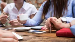 Adolescentes sous contrôle