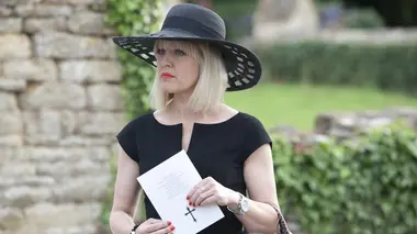 Agatha Raisin S01E02 Les cloches infernales