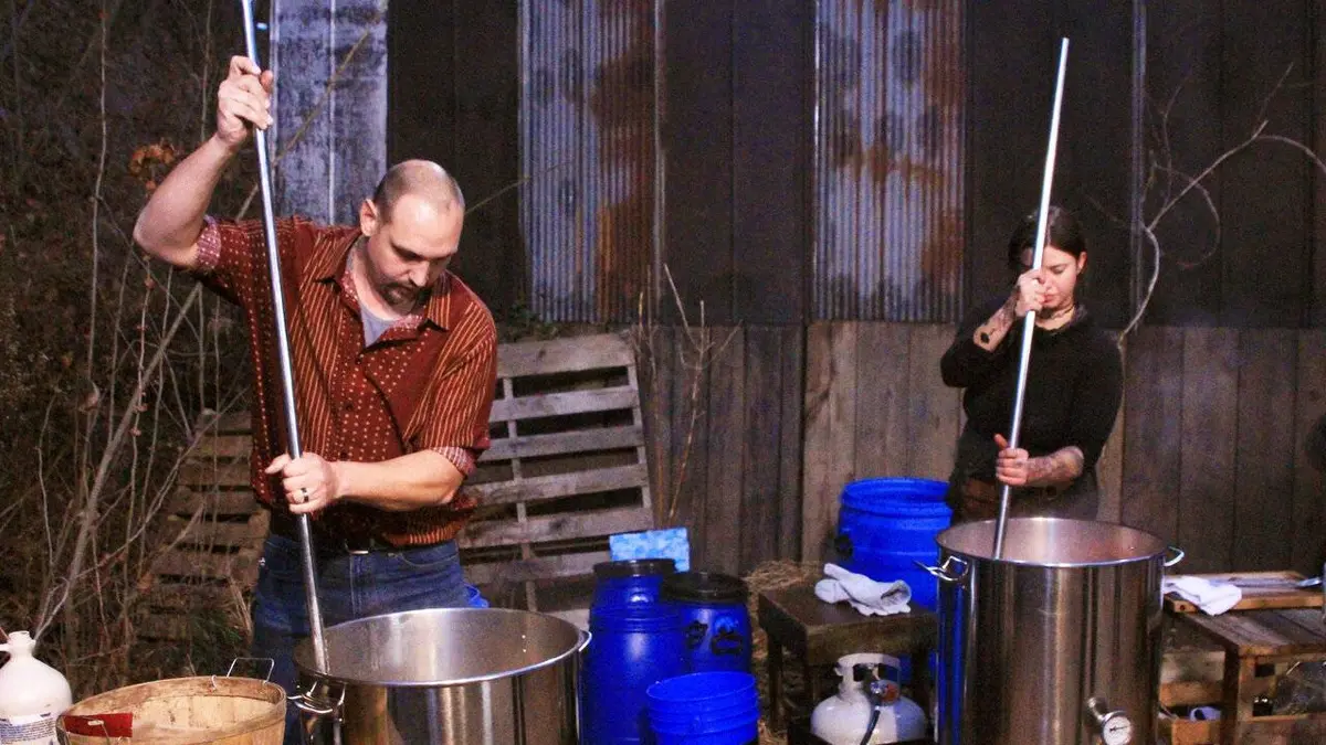 Alcool de contrebande : le meilleur distillateur S03E05 L'alcool dans tous ces États