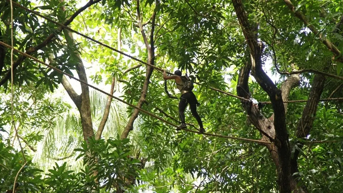 American Tarzan S01E02 Littoral escarpé