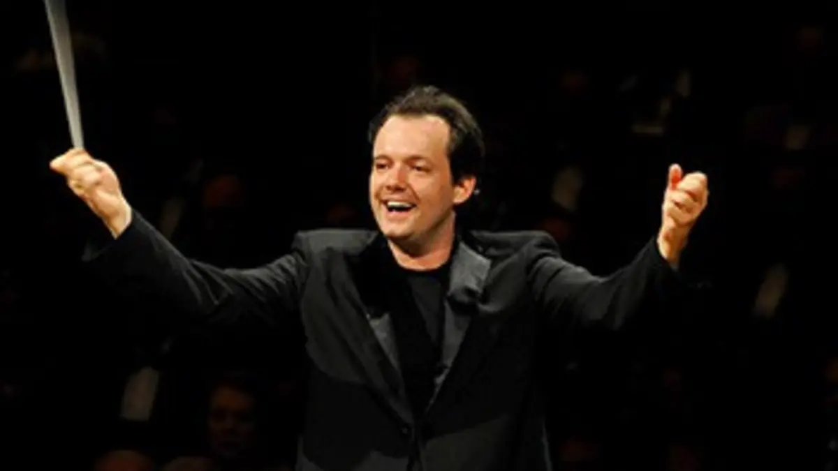 Andris Nelsons dirige Brahms Sérénade n°2 en la majeur et Rhapsodie
