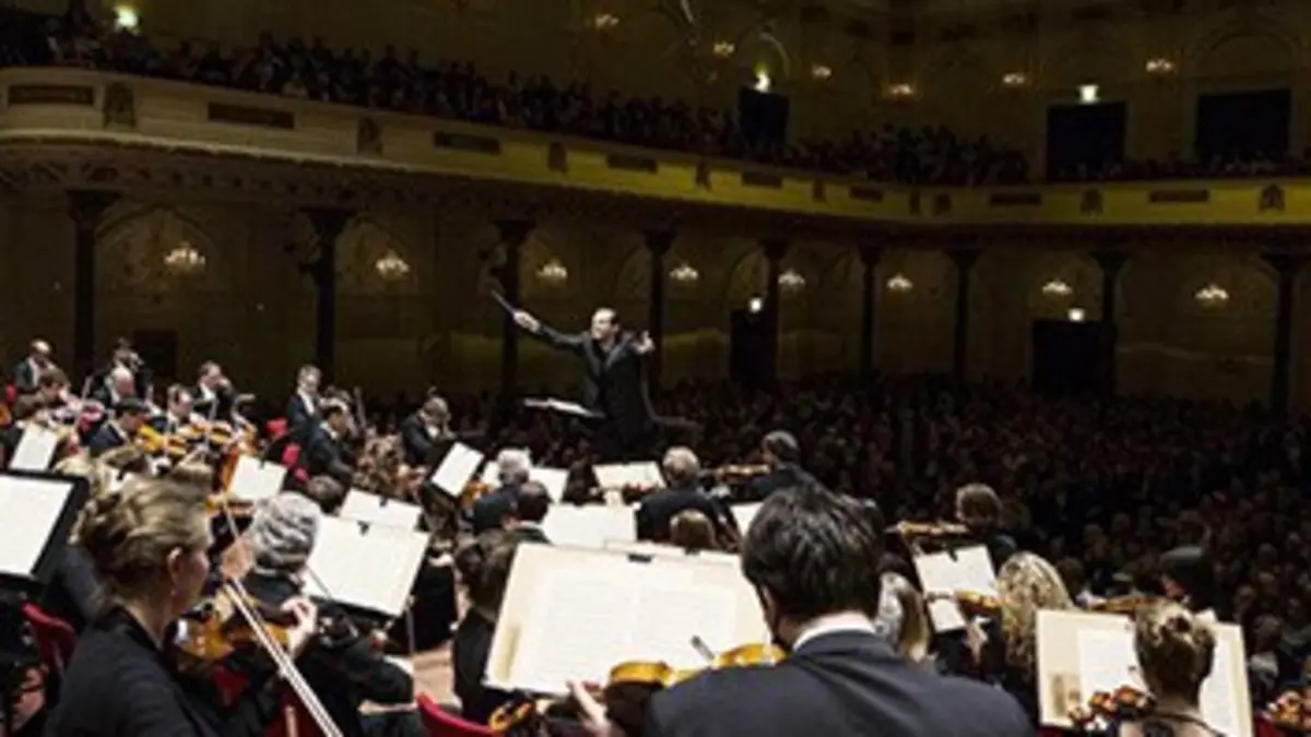 Andris Nelsons dirige Strauss et Brahms