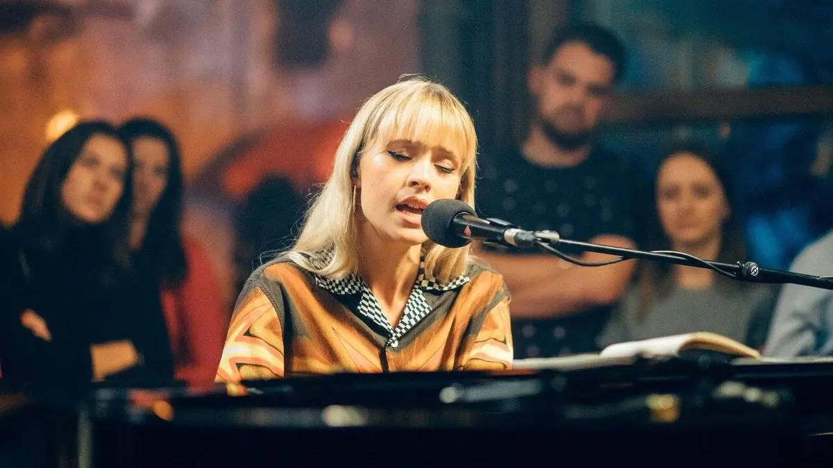 Angèle, seule au piano replay