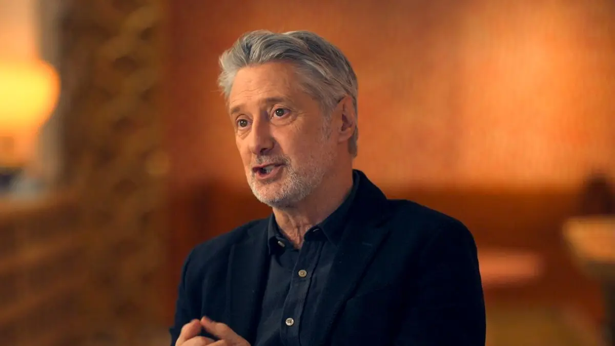 Visuel de Antoine de Caunes : la vie "rêvée" d'un enfant du rock Et si on attaquait l'armure...
