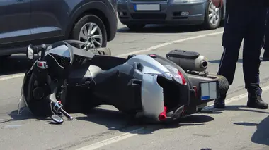 Appels d'urgence S21E211 Scooters, motos, vélos : le SAMU de Saint-Etienne en urgence absolue