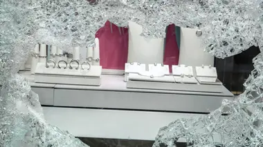 Appels d'urgence S23E905 Prise d'otage, vols de bijoux et accidents : été sous tension pour les gendarmes de Perpignan