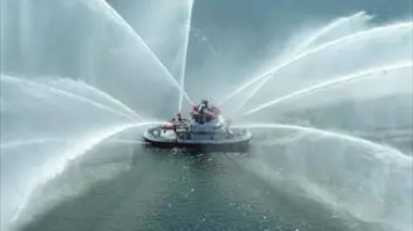 Incroyables bateaux pompiers