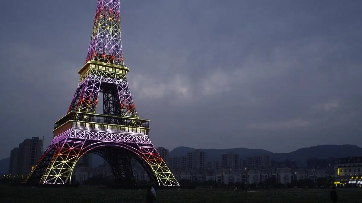 Archi-faux : Vraies villes et faux monuments
