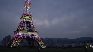 Archi-faux : Vraies villes et faux monuments