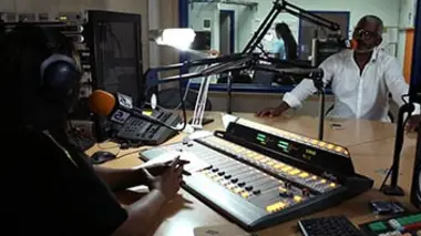 Histoires des médias sous influence : des ondes sous tension
