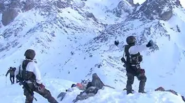 Les soldats face à la montagne