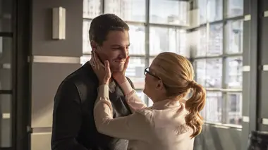 Arrow S08E03 L'épée de la discorde