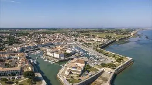 Assignés à résidence (Dé)confinés en Ré