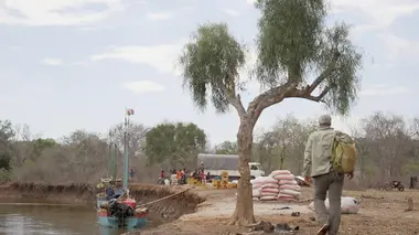 Au bout c'est la mer Le fleuve Manambolo (Madagascar)
