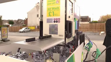Au coeur des machines S01E06 De l'ascenseur à la pompe à essence