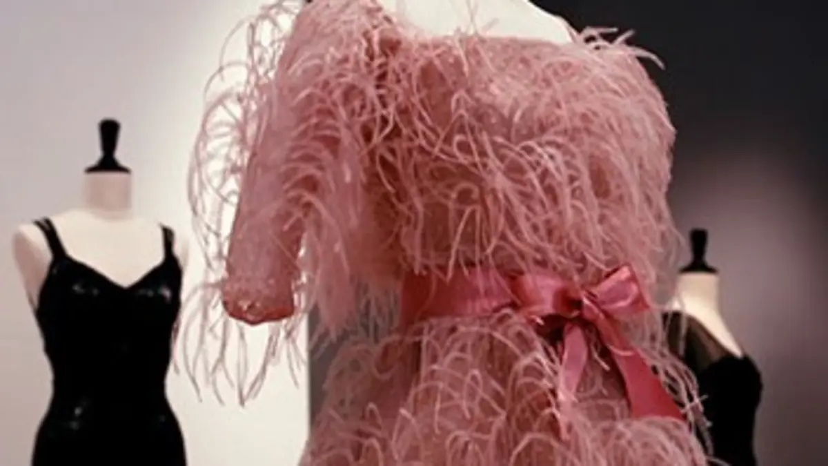 Au fil des enchères S01E02 La robe du soir Balenciaga